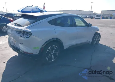 2023 Ford Mustang Mach-E Premium z USA, uszkodzony, nr VIN 3FMTK3R48PMA71173